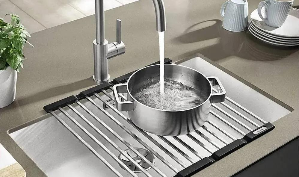 Какие бывают аксессуары для кухонных моек?